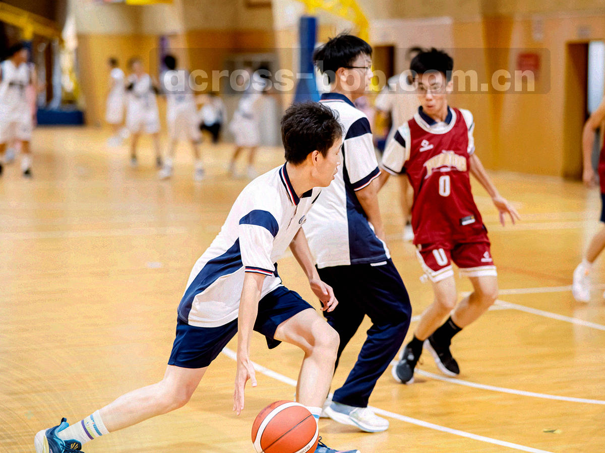 长春城市路网抽象线稿，叠加细线坐标网格，未标注真实地标名称
